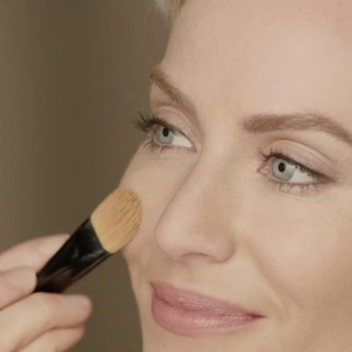 Max Factor Radiant Lift FD - 65 Rose Beige - Afbeelding 4